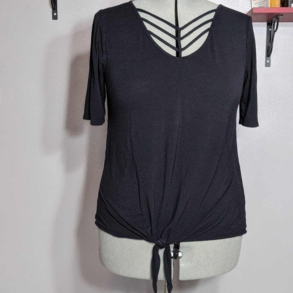 Black t-shirt with tie in front